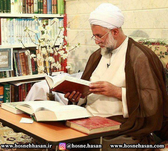استاد-صمدی-آملی-در-اتاق-مطالعه